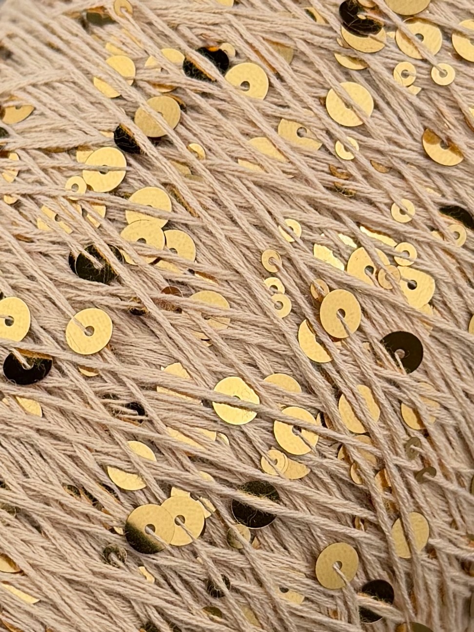 Art. Brillante 260 m / 100 g – Baumwolle mit Maxi-Pailletten col. Warmes Beige